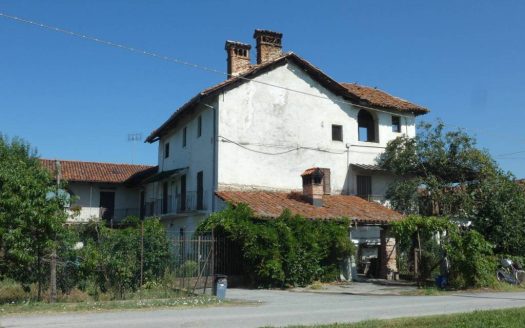 🏡 Rustico da Ristrutturare con Giardino Privato!
