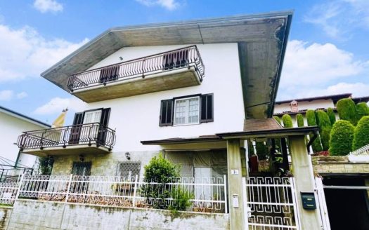 Villanova Mondovì – Casa indipendente 4 lati con giardino, box e 2 alloggi!