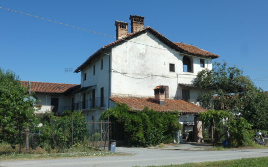 🏡 Rustico da Ristrutturare con Giardino Privato!